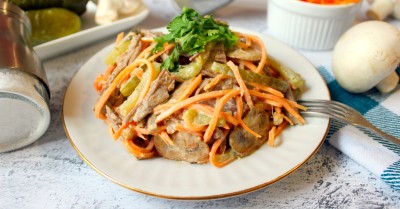 Салат Обжорка с корейской морковью и грибами и говядиной