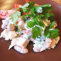 Салат с копченой курицей и фасолью консервированной