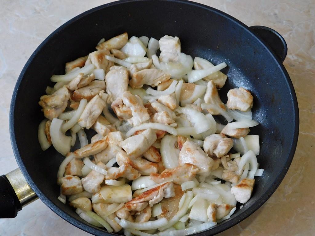 Картофель грудка грибы. Пассерованный лук с грибами. Курица жареная на сковороде с луком. Обжарить курицу с луком. Жареная курица с грибами на сковороде.
