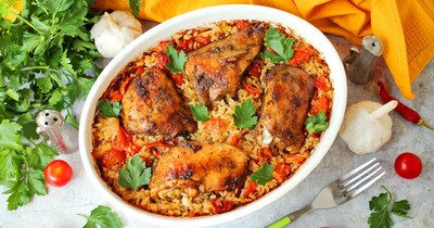 Рис с куриными бедрами в духовке