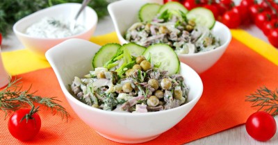 Салат свиное сердце с маринованным луком и огурцами