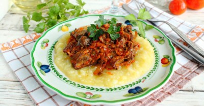 Печень с луком и морковью на сковороде тушеная