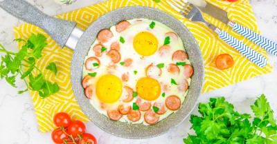 Сосиски с яйцами на сковороде