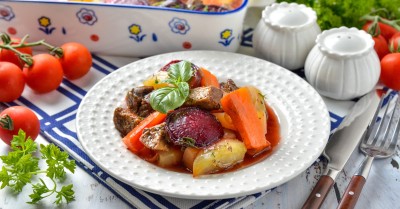 Говядина со свеклой и овощами в духовке