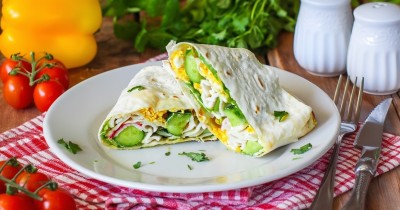 Рулет из лаваша с крабовыми палочками и огурцом