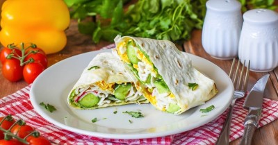 Рулет из лаваша с крабовыми палочками и огурцом