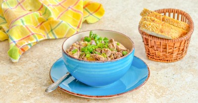 Куриная печень в сметане с луком на сковороде