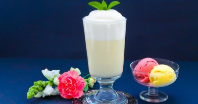 Молочный коктейль с мороженым в блендере