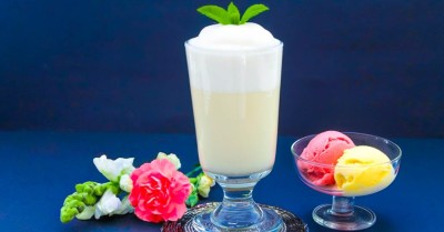 Молочный коктейль с мороженым в блендере