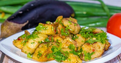 Салат из жареных кубиками баклажанов кинзой и чесноком
