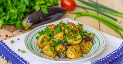 Салат жареные баклажаны с кинзой и чесноком