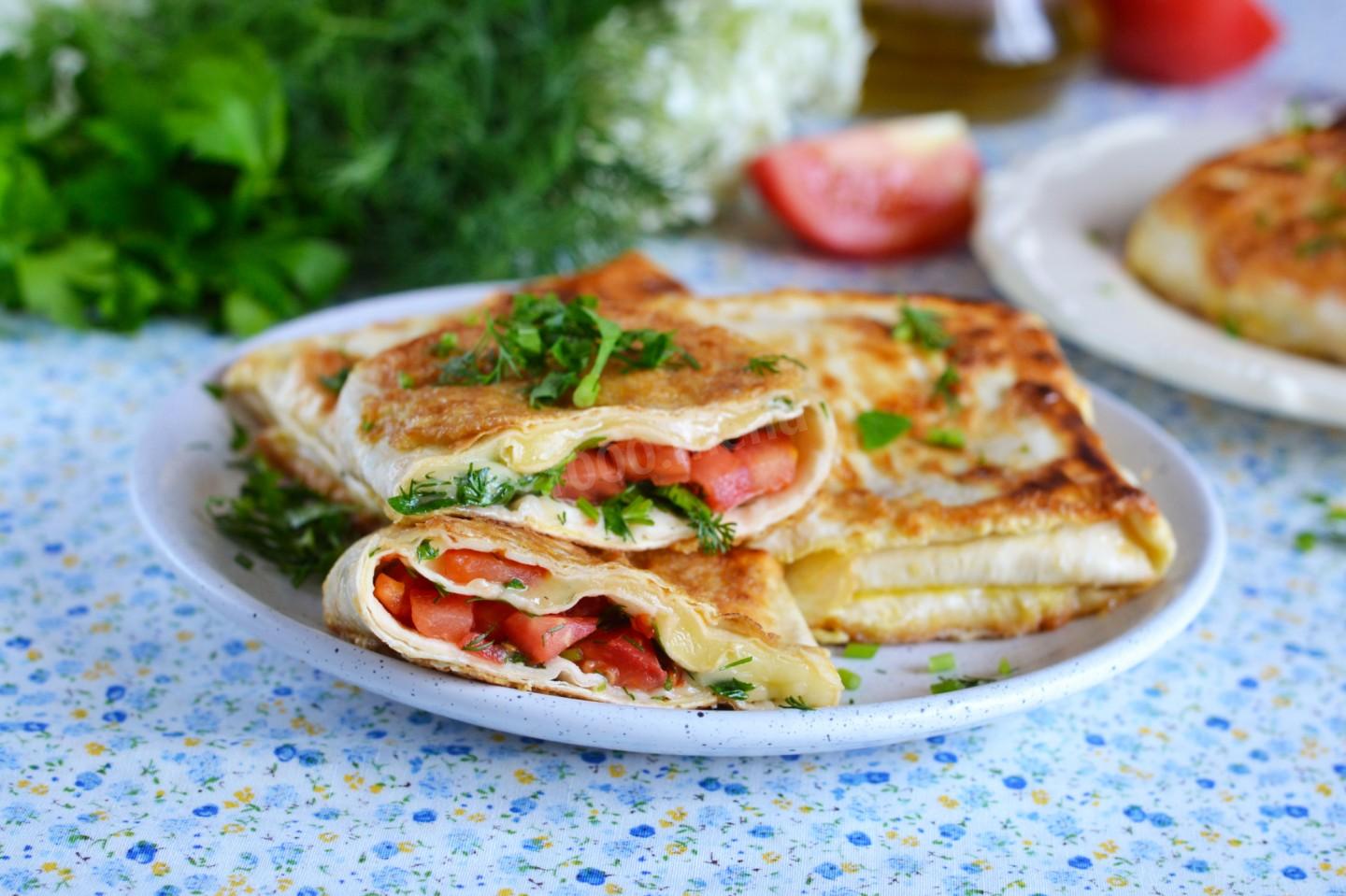 пицца с лавашом на сковороде с яйцом и сыром и колбасой и помидорами рецепт приготовления фото 24