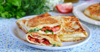 Лаваш с сыром и помидорами на сковороде на завтрак