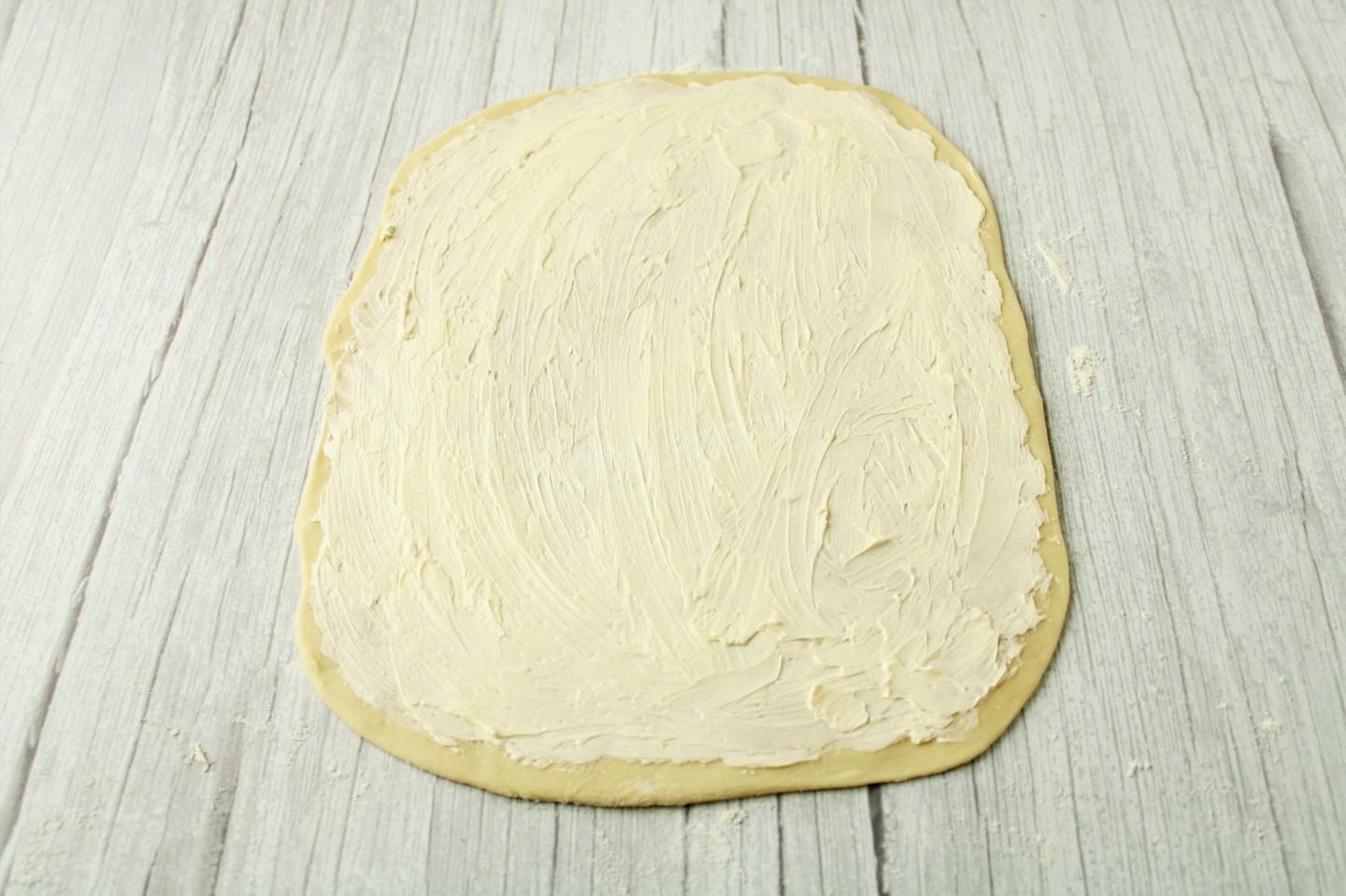 Слоеное тесто на сливочном масле. Тесто для самсы. 1 Пласт слоеное тесто в духовке. Листы теста смазывать сливочным маслом.