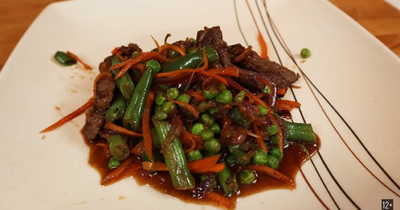 Говядина в азиатском соусе с фасолью