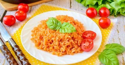 Рис с томатной пастой на сковороде