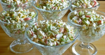 Крабовый салат без риса с молодой капустой