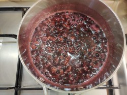 Мармелад и пастила из черной смородины. pastila iz smorodinj 1597389547 3 min. Мармелад и пастила из черной смородины фото. Мармелад и пастила из черной смородины-pastila iz smorodinj 1597389547 3 min. картинка Мармелад и пастила из черной смородины. картинка pastila iz smorodinj 1597389547 3 min. Мармелад — любимое угощение людей, которые следят за фигурой и придерживаются правил здорового питания. Приготовленный в домашних условиях, этот продукт содержит в себе только натуральные вещества, а значит, приносит организму пользу. Угощение создают на основе ягод и фруктов, для приготовления часто используют черную смородину. В этой ягоде содержится большое количество пектина, что позволяет сделать лакомство без лишних добавок. Но если хочется ускорить процесс, используют желатин или агар-агар.