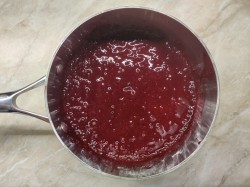 Мармелад и пастила из черной смородины. pastila iz smorodinj 1597389547 4 min. Мармелад и пастила из черной смородины фото. Мармелад и пастила из черной смородины-pastila iz smorodinj 1597389547 4 min. картинка Мармелад и пастила из черной смородины. картинка pastila iz smorodinj 1597389547 4 min. Мармелад — любимое угощение людей, которые следят за фигурой и придерживаются правил здорового питания. Приготовленный в домашних условиях, этот продукт содержит в себе только натуральные вещества, а значит, приносит организму пользу. Угощение создают на основе ягод и фруктов, для приготовления часто используют черную смородину. В этой ягоде содержится большое количество пектина, что позволяет сделать лакомство без лишних добавок. Но если хочется ускорить процесс, используют желатин или агар-агар.