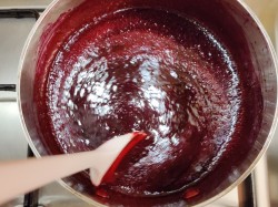 Мармелад и пастила из черной смородины. pastila iz smorodinj 1597389547 6 min. Мармелад и пастила из черной смородины фото. Мармелад и пастила из черной смородины-pastila iz smorodinj 1597389547 6 min. картинка Мармелад и пастила из черной смородины. картинка pastila iz smorodinj 1597389547 6 min. Мармелад — любимое угощение людей, которые следят за фигурой и придерживаются правил здорового питания. Приготовленный в домашних условиях, этот продукт содержит в себе только натуральные вещества, а значит, приносит организму пользу. Угощение создают на основе ягод и фруктов, для приготовления часто используют черную смородину. В этой ягоде содержится большое количество пектина, что позволяет сделать лакомство без лишних добавок. Но если хочется ускорить процесс, используют желатин или агар-агар.