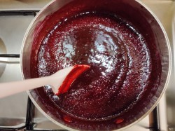 Мармелад и пастила из черной смородины. pastila iz smorodinj 1597389547 7 min. Мармелад и пастила из черной смородины фото. Мармелад и пастила из черной смородины-pastila iz smorodinj 1597389547 7 min. картинка Мармелад и пастила из черной смородины. картинка pastila iz smorodinj 1597389547 7 min. Мармелад — любимое угощение людей, которые следят за фигурой и придерживаются правил здорового питания. Приготовленный в домашних условиях, этот продукт содержит в себе только натуральные вещества, а значит, приносит организму пользу. Угощение создают на основе ягод и фруктов, для приготовления часто используют черную смородину. В этой ягоде содержится большое количество пектина, что позволяет сделать лакомство без лишних добавок. Но если хочется ускорить процесс, используют желатин или агар-агар.