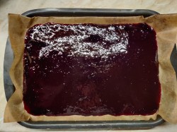 Мармелад и пастила из черной смородины. pastila iz smorodinj 1597389547 8 min. Мармелад и пастила из черной смородины фото. Мармелад и пастила из черной смородины-pastila iz smorodinj 1597389547 8 min. картинка Мармелад и пастила из черной смородины. картинка pastila iz smorodinj 1597389547 8 min. Мармелад — любимое угощение людей, которые следят за фигурой и придерживаются правил здорового питания. Приготовленный в домашних условиях, этот продукт содержит в себе только натуральные вещества, а значит, приносит организму пользу. Угощение создают на основе ягод и фруктов, для приготовления часто используют черную смородину. В этой ягоде содержится большое количество пектина, что позволяет сделать лакомство без лишних добавок. Но если хочется ускорить процесс, используют желатин или агар-агар.