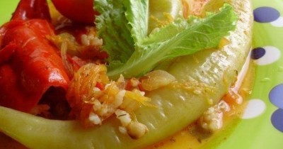 Перец фаршированный овощами и рисом в кастрюле