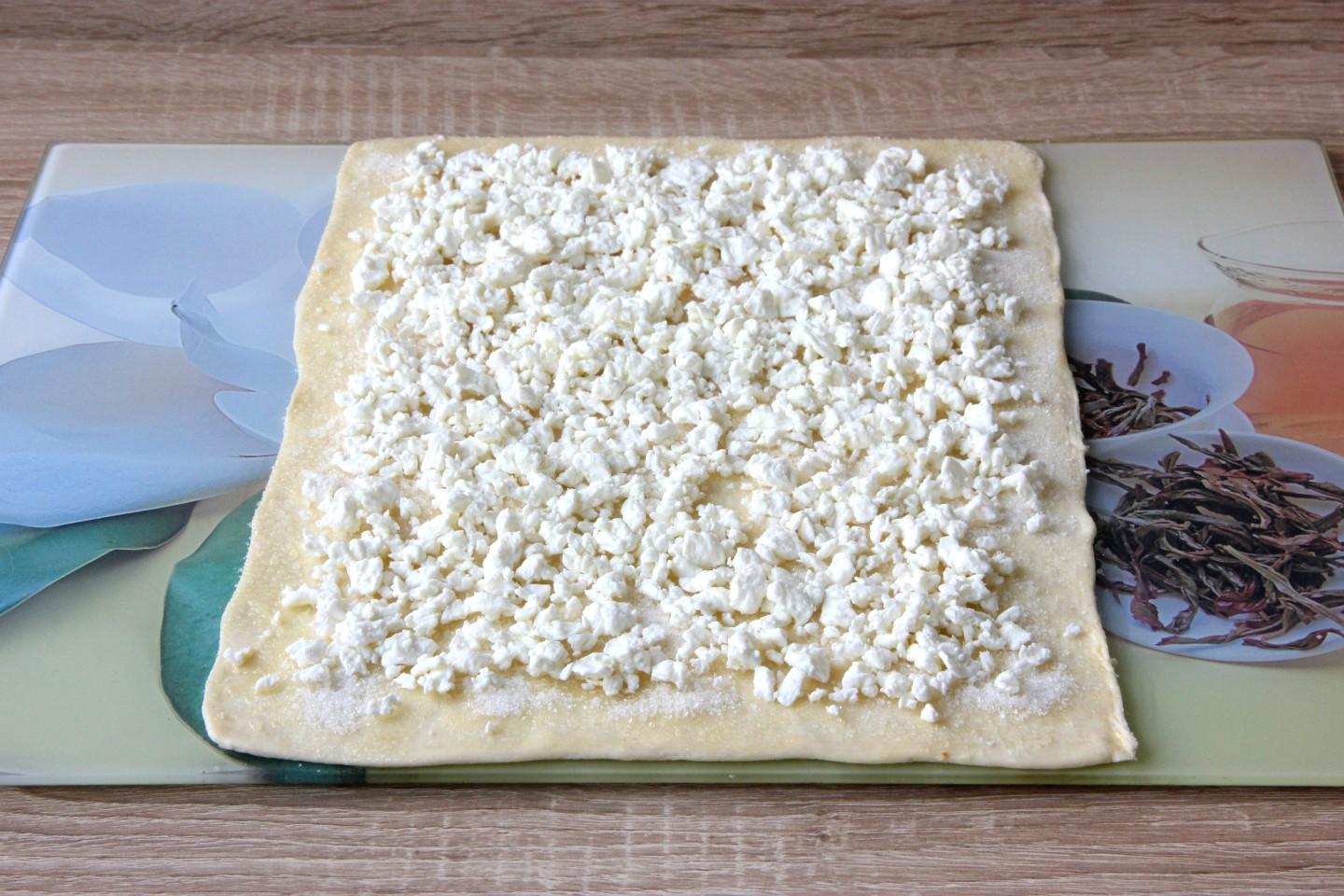 Слоеное тесто. Завитушки с творогом слоеное тесто. Тесто слоеное замороженное. Пицца из замороженного теста.
