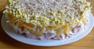 Сырный салат с грудкой, яйцами, ананасом и орехами