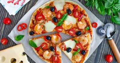 Домашняя пицца с креветками помидорами и сыром