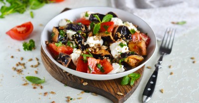 Салат с хрустящими баклажанами и помидорами по грузински