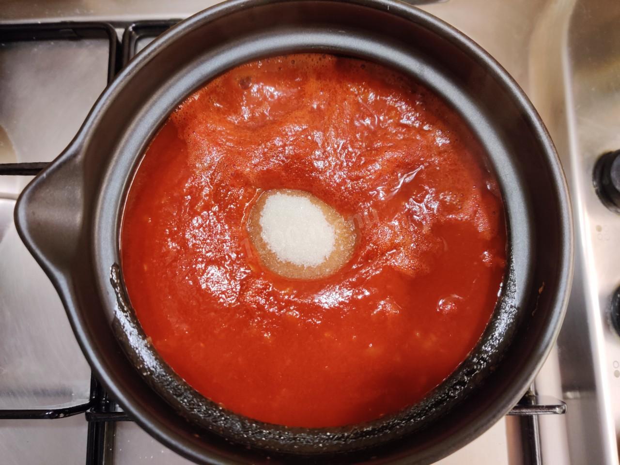 Домашний кетчуп приготовление рецепт. Приготовление кетчупа. Кетчуп из томатной пасты. Кетчуп домашний фото. Ингредиенты томатной пасты.