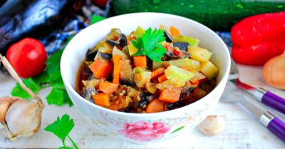 Тушеные овощи с баклажанами и кабачками