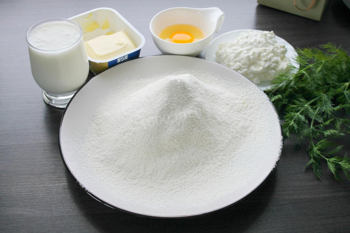 Кефир сахар мука рецепт. Кефир и мука. Творог с зеленью и кефир. Мука соль сода кефир. Кефир яйца мука.
