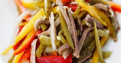 Салат с сердцем с болгарским перцем и маринованным огурцом