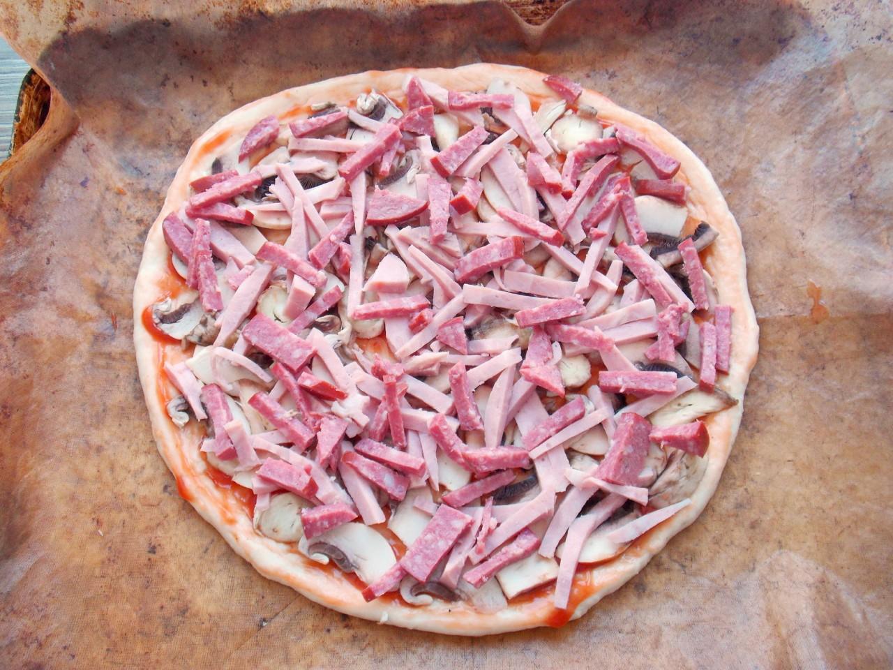 рецепт домашней пиццы с колбасой сыром помидором и шампиньонами фото 46