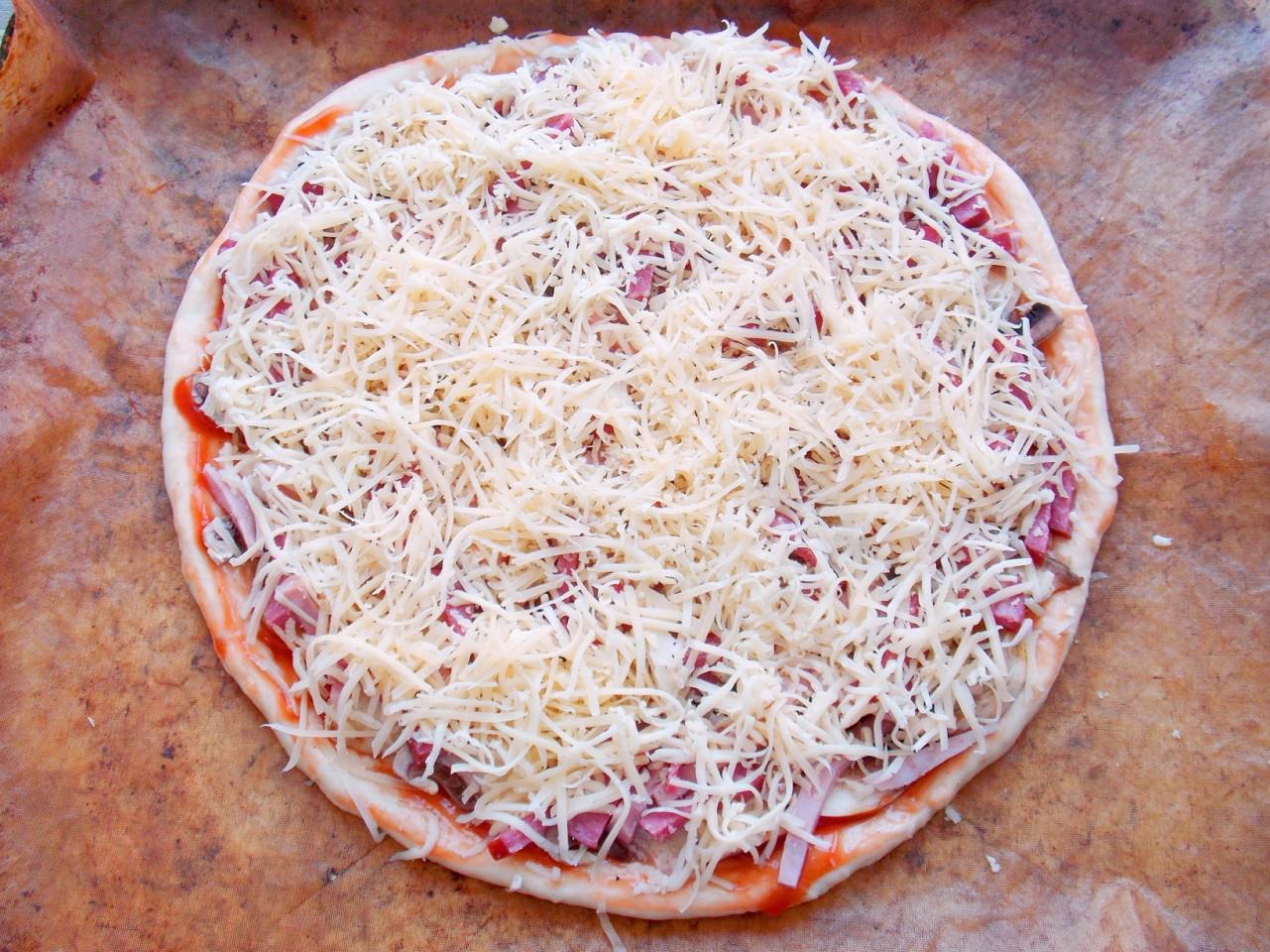 рецепт домашней пиццы с колбасой сыром помидором и шампиньонами фото 74