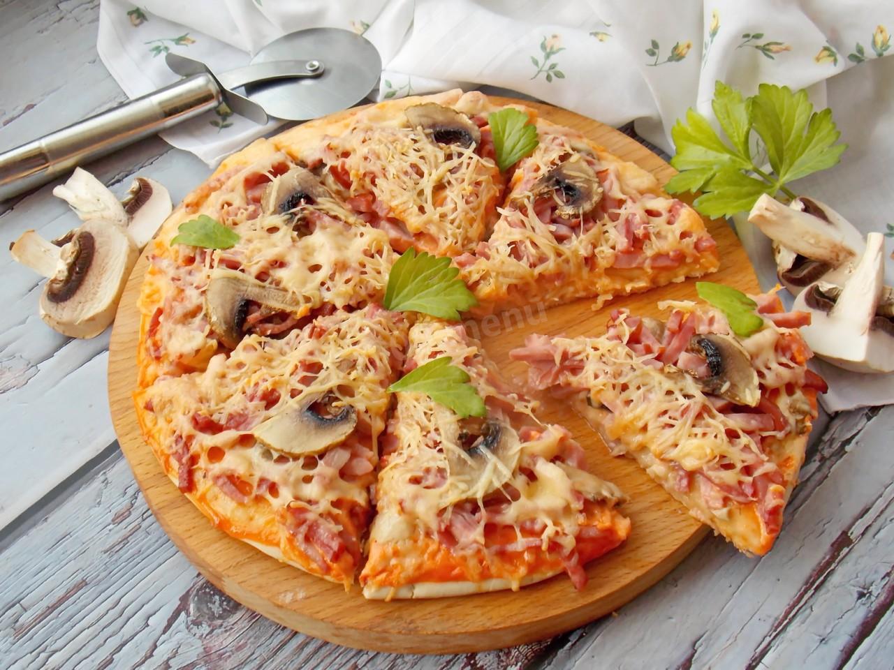 пицца с грибами и колбасой и помидорами и с сыром в духовке со слоеным тестом фото 89