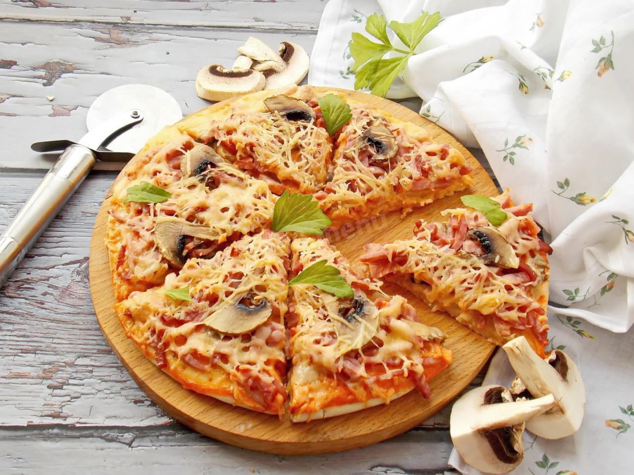 Пицца с сыром сулугуни и колбасой рецепт с фото