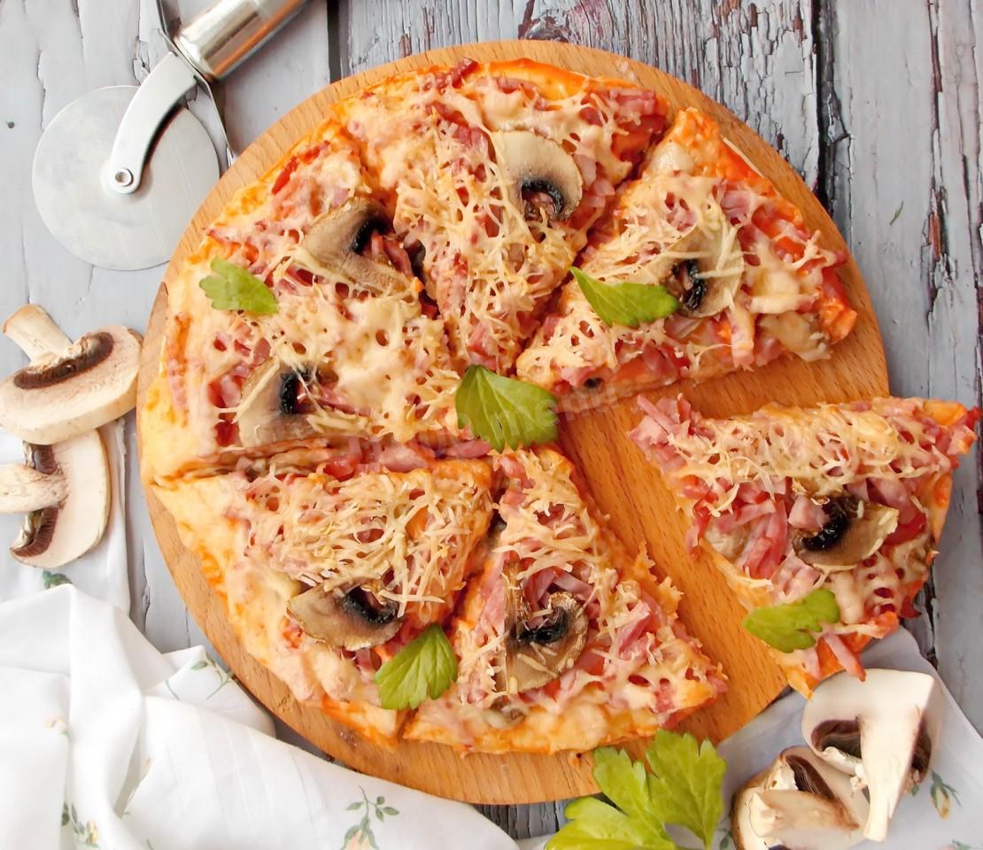 рецепт домашней пиццы с колбасой сыром и помидорами и грибами фото 107