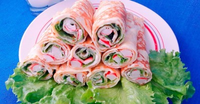 Блины на сметане с крабовыми палочками и майонезом