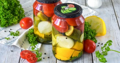 Патиссоны с помидорами и огурцами