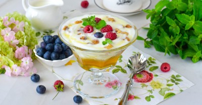 ПП Десерт из греческого йогурта меда и орехов