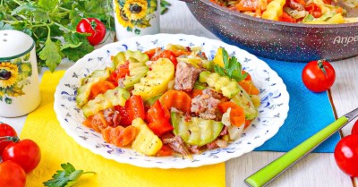 Рагу с тушенкой кабачками и капустой