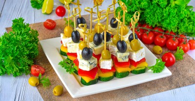 Канапе на шпажках с оливками и сыром