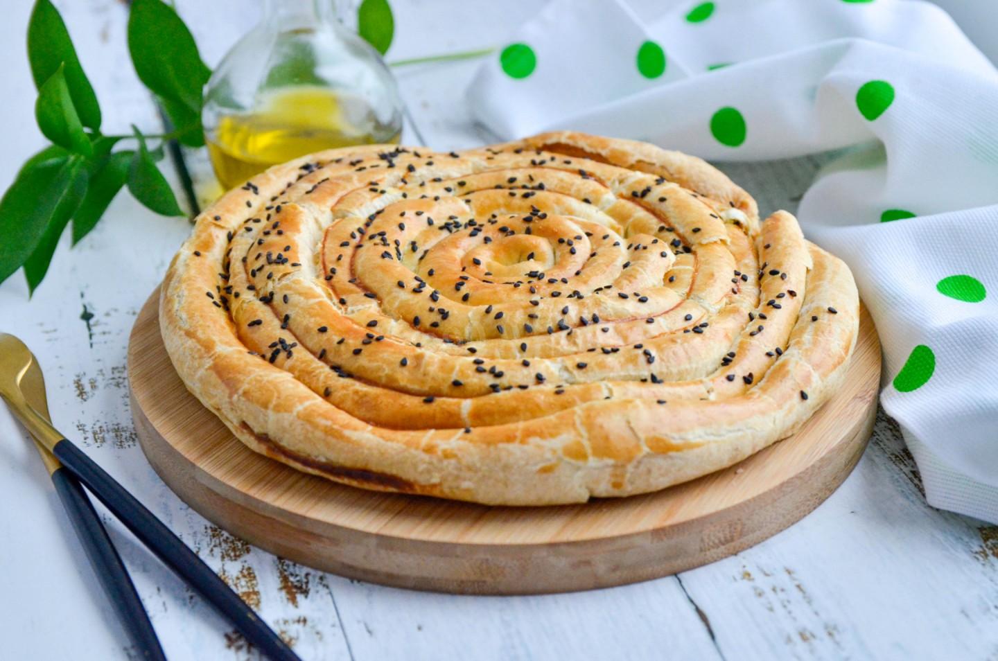 Греческая улитка с сыром из слоеного теста рецепт с фото