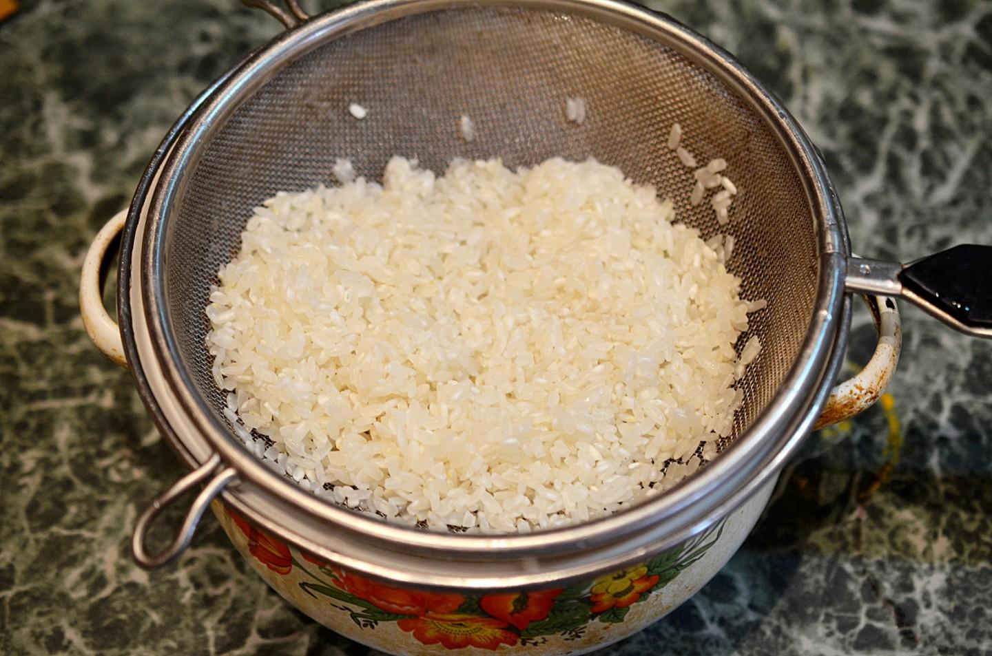 Чтобы рис был рассыпчатым нужно. Рассыпчатый рис. Рис рассыпчатый на гарнир в сковороде. Промыть рис. Рис промытый рассыпчатый.
