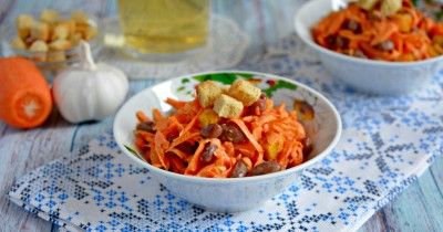 Салат из отварной красной фасоли сухариков и моркови