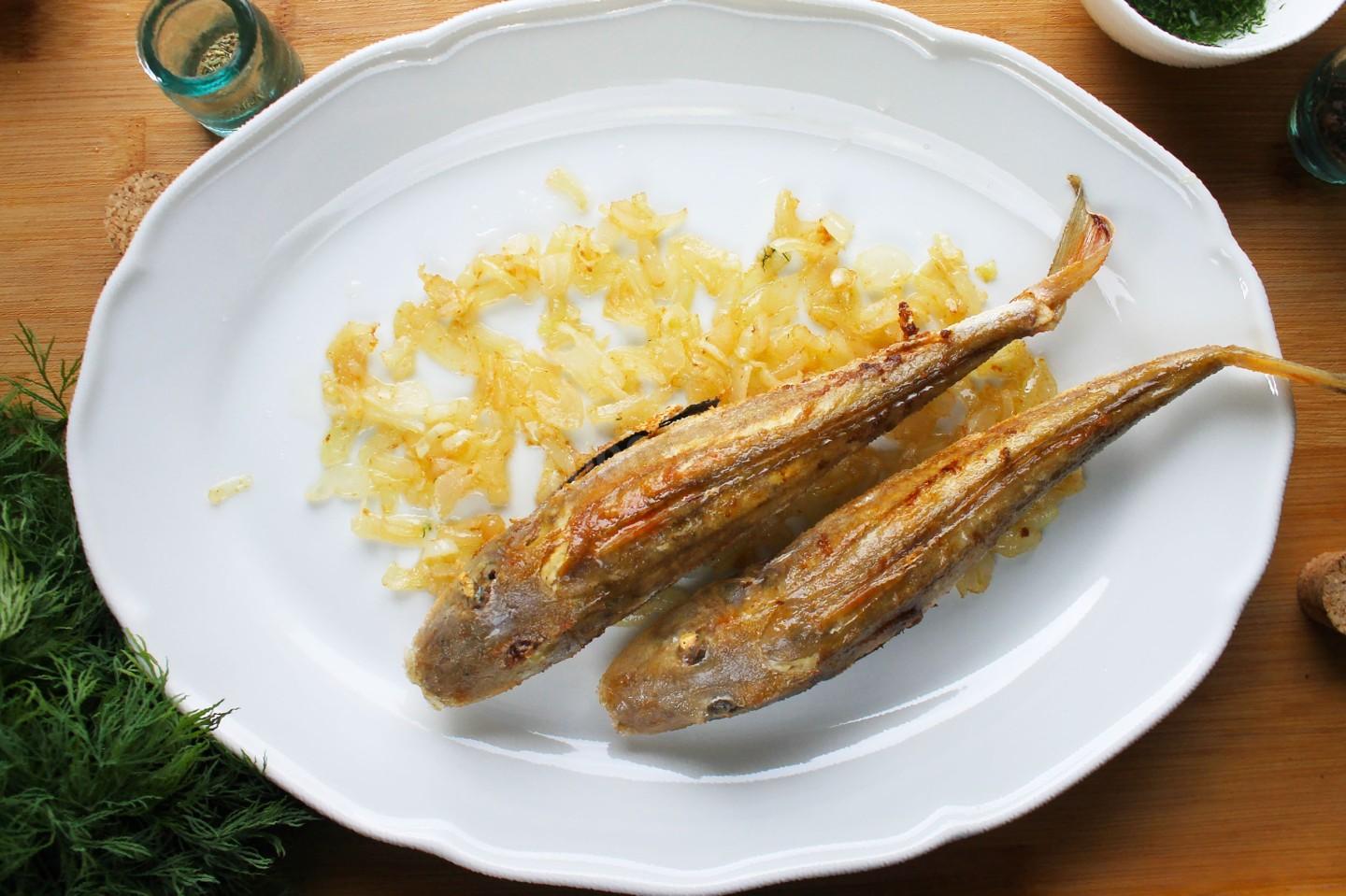 Рецепт жареной рыбы с луком: просто, быстро и вкусно