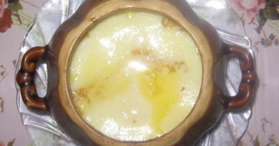 Каша пшеничная с тыквой в горшочке с яйцом и сметаной